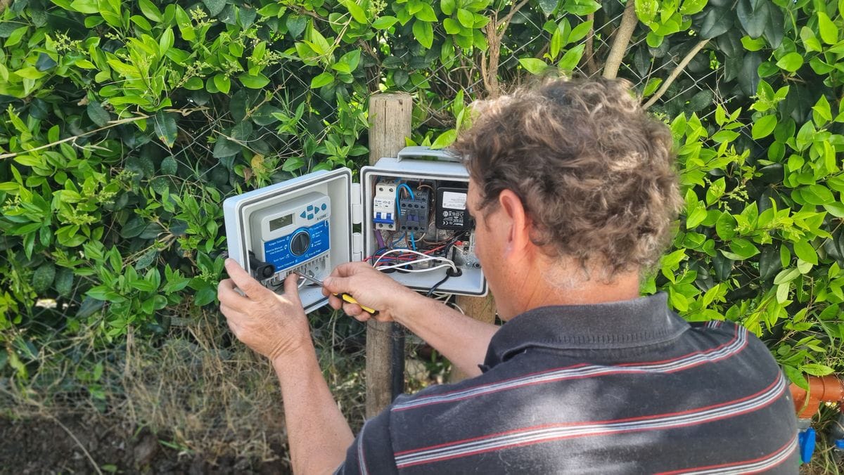 Controlador y conexionado de un sistema de riego automático